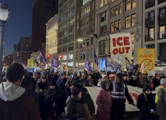 मिनियापोलिस आन्दोलनप्रति ऐक्यबद्धता र ‘आईस’को अपहरण बन्दको माग गर्दै युनियन स्क्वायरमा हजारौँ न्यूयोर्कवासी